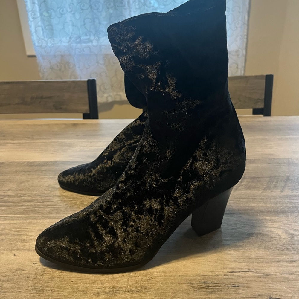 Chic Black Velvet Heeled Boots